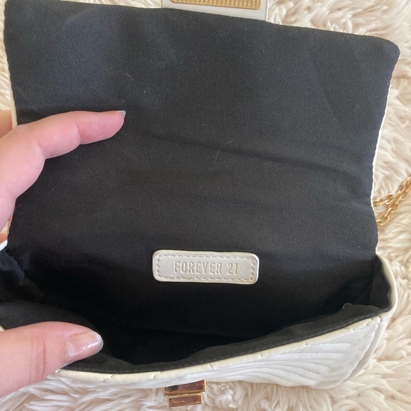 Forever 21 White Quilted Crossbody Bag with Gold Chain - Picture 5 of 6